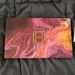 NEVER USED hipdot zion eyeshadow palette